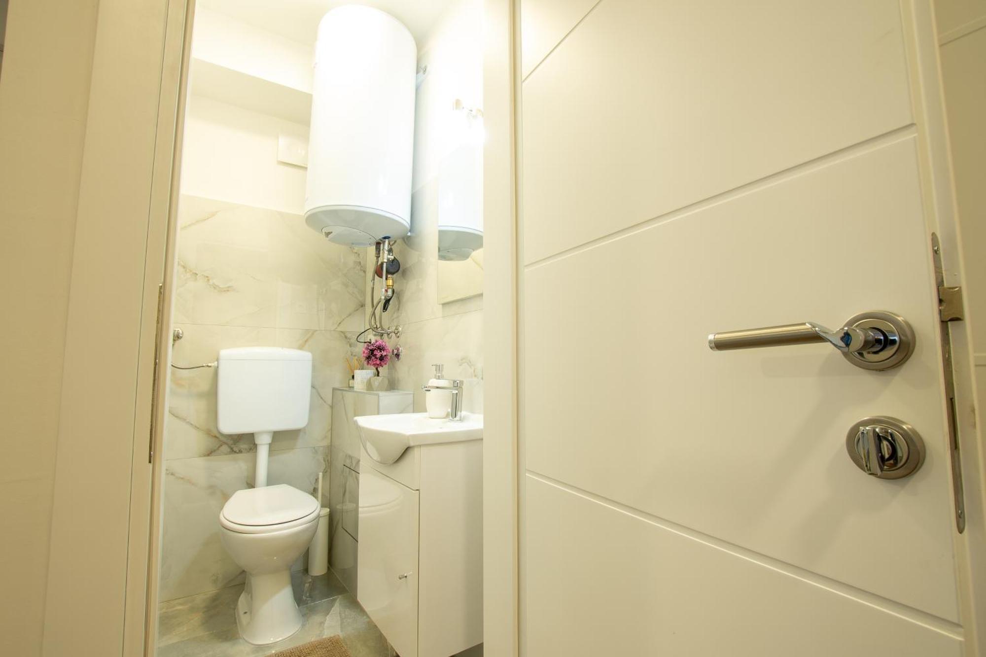 Apartman Valentina - Self Check In And Check Out โอโทชาส ภายนอก รูปภาพ
